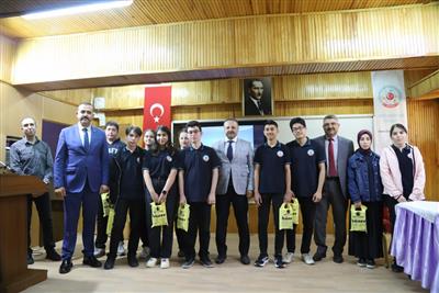 Rektör Arıbaş, Abdülhamid Han Fen Lisesi öğrencileriyle buluştu